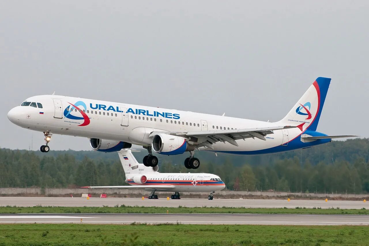 А320 самолет уральские авиалинии. Ural airlines самолеты. Летают ли уральские авиалинии. Airbus a320 ural airlines. Аэробус а320 уральские авиалинии.