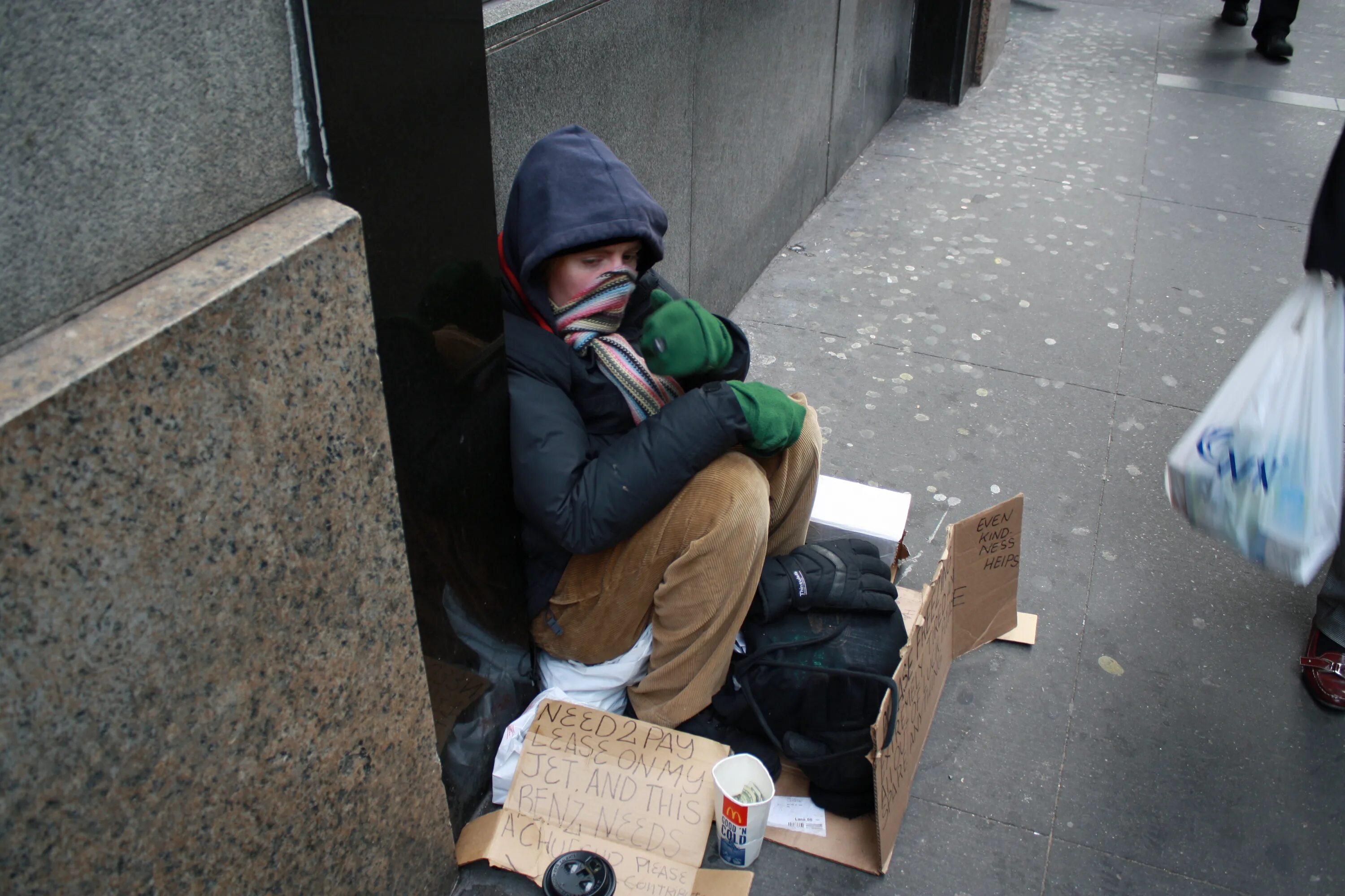 Маколи музчи homeless. Плохие выдуманные новости последние