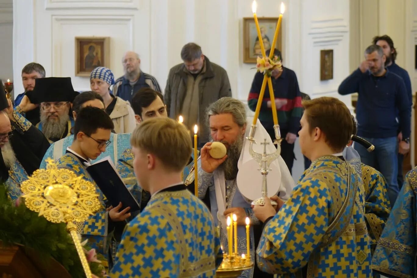 Всенощное бдение 8 апреля. Епифаний в Лавре на Благовещение. Праздник Благовещения Богородицы в Свято Даниловом монастыре. Благовещение 2023 день недели