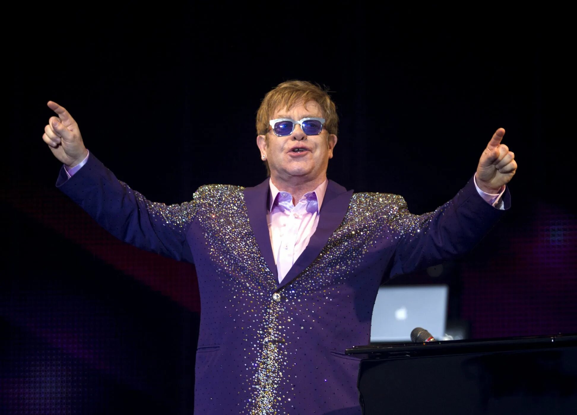 Elton john rock. Элтон Джон. Elton John 1995. Элтон Джон фото. Elton John 2021 поп.
