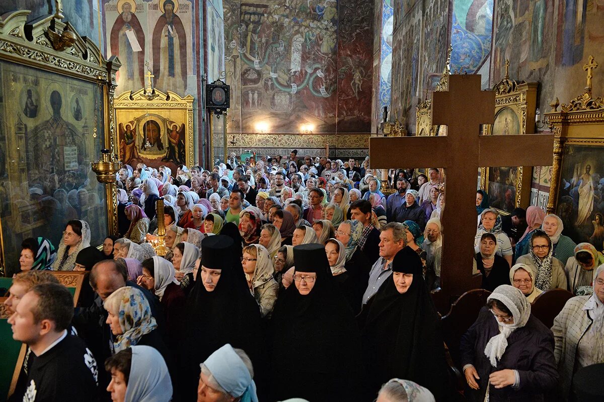 пасхальная служба в храме христа спасителя 2021. причастие служба в церкви. человек молится в храме. где проходило служение. где проходило служение.