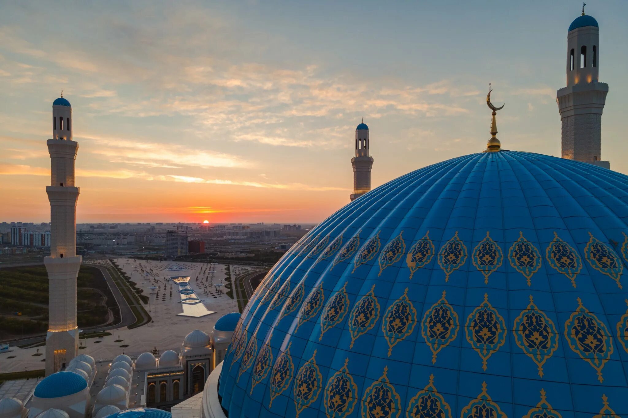 Ораза 2024 году в астане. Астана мечеть. Бас мешіт Астана. Мечеть Нурсултан в Казахстане. Мечеть в Астане самая большая.