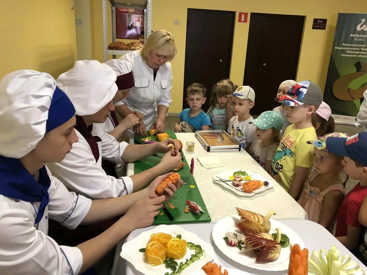 Поварской колледж липецк сокол. Свердловский техникум общественного питания. Украинская передача соревнование поваров. Легенда конкурс поваров 2023. Сотрудники техникума общественного питания в липецке.