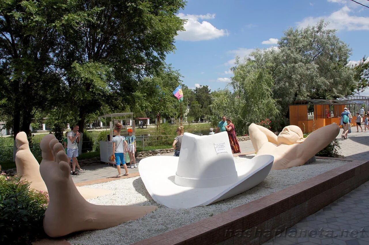 Погулять в анапе. Памятник отдыхающему в Анапе. Анапа памятник отдыхающему туристу. Достопримечательности Анапы 2023. Анапа шляпа памятник отдыхающему.