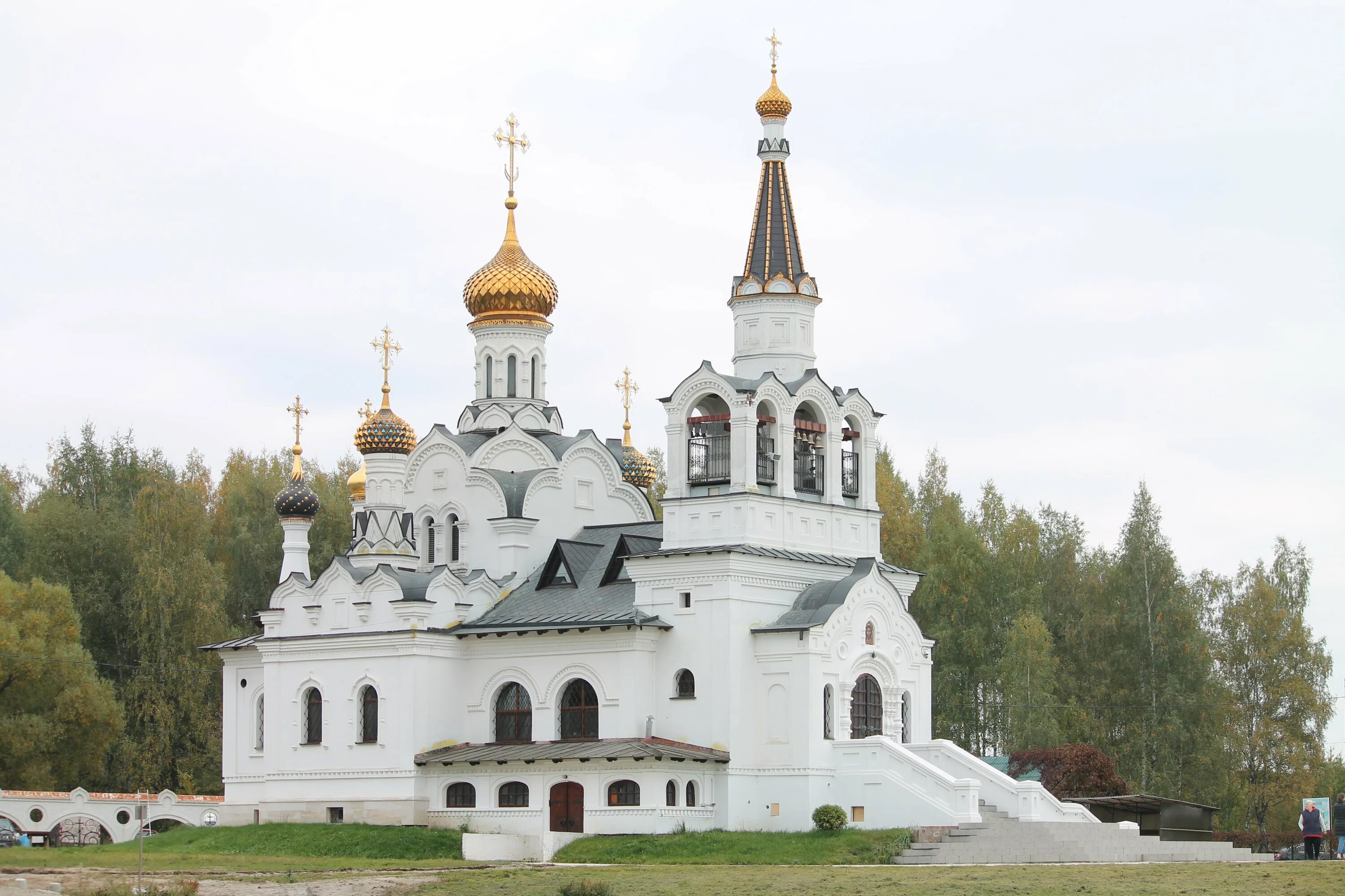 Белоозерский храм всех святых. Храмы города Белоозерский Воскресенского района. Храм всех святых в земле Российской просиявших. Поселок Белоозерский Воскресенский район.