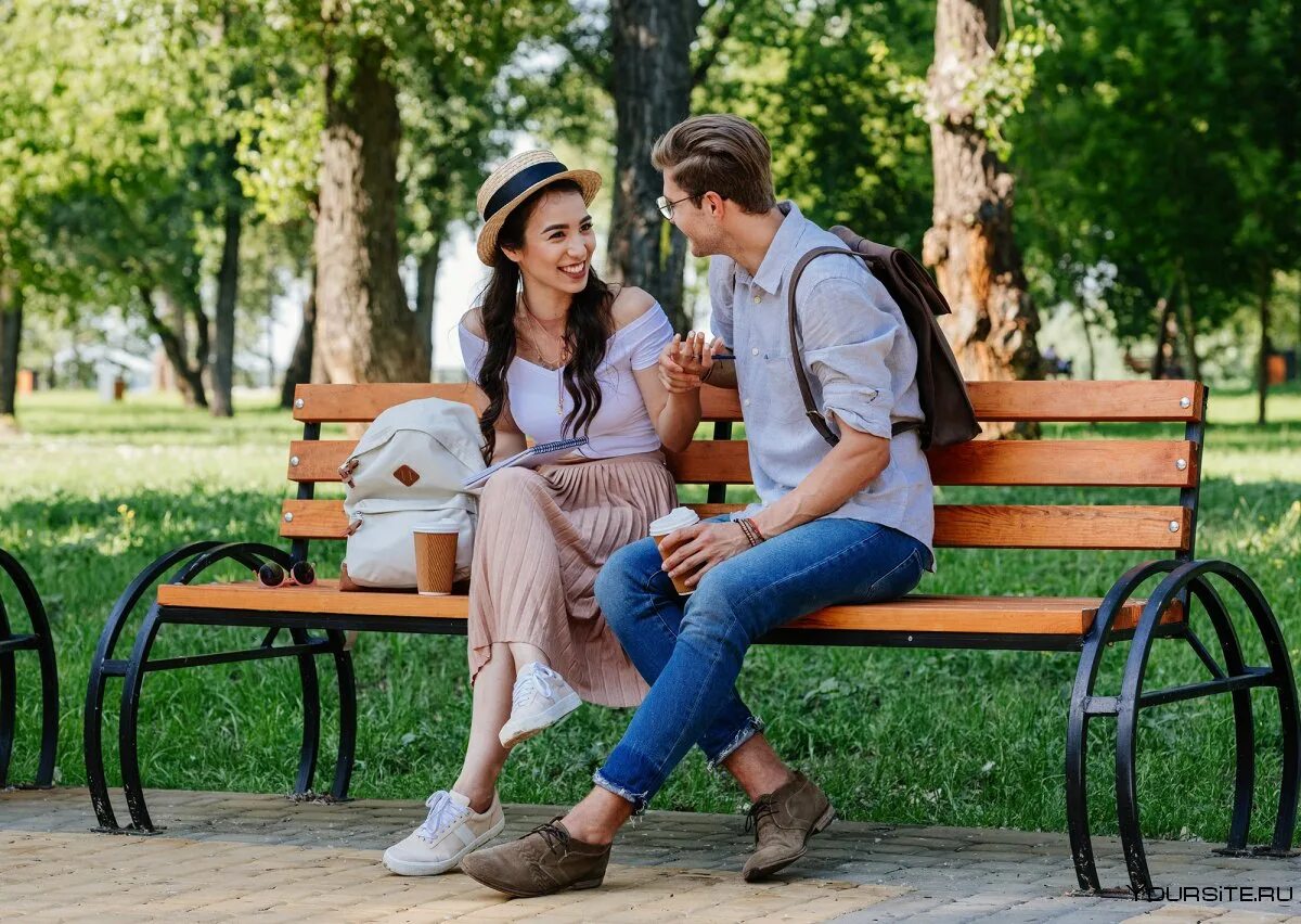 Мужчина на скамейке в парке. Сидим гуляем. Люди на лавочке. Гулять в парке. Сидим гуляем.