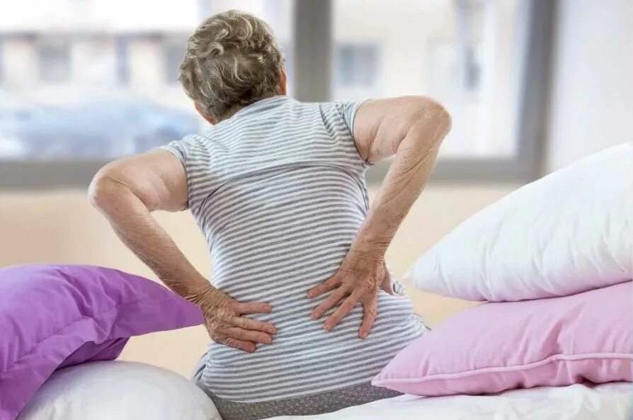 Утренней скованности больных. Утренняя скованность картинки. Senior woman suffering from back Pain — stock photo.... Woman suffering from back Pain stock. Мамы болит спина