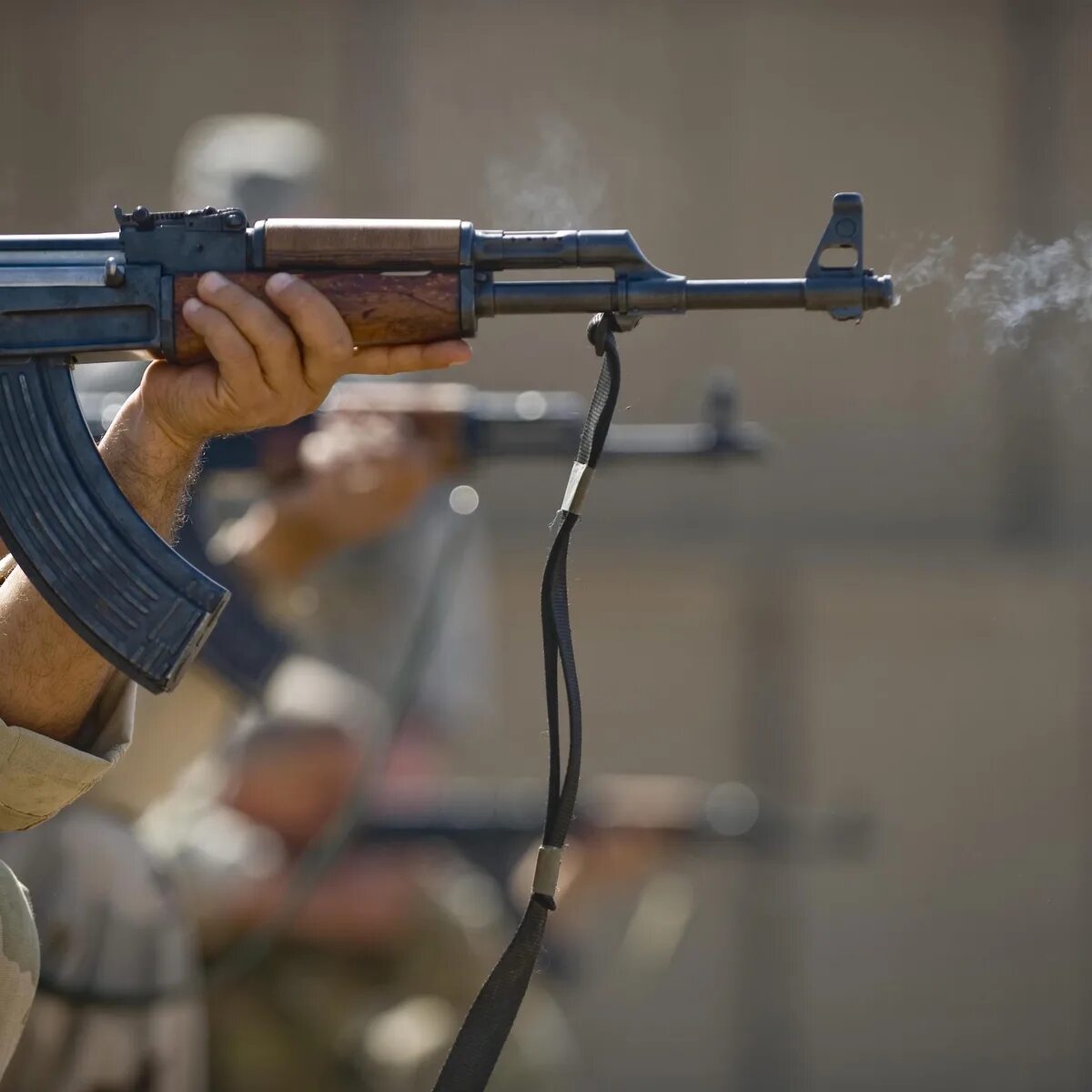 расстрелял из автомата. расстрел из автомата. перестрелка в сша. автомат калашникова стрельба. стрельба из калашникова.