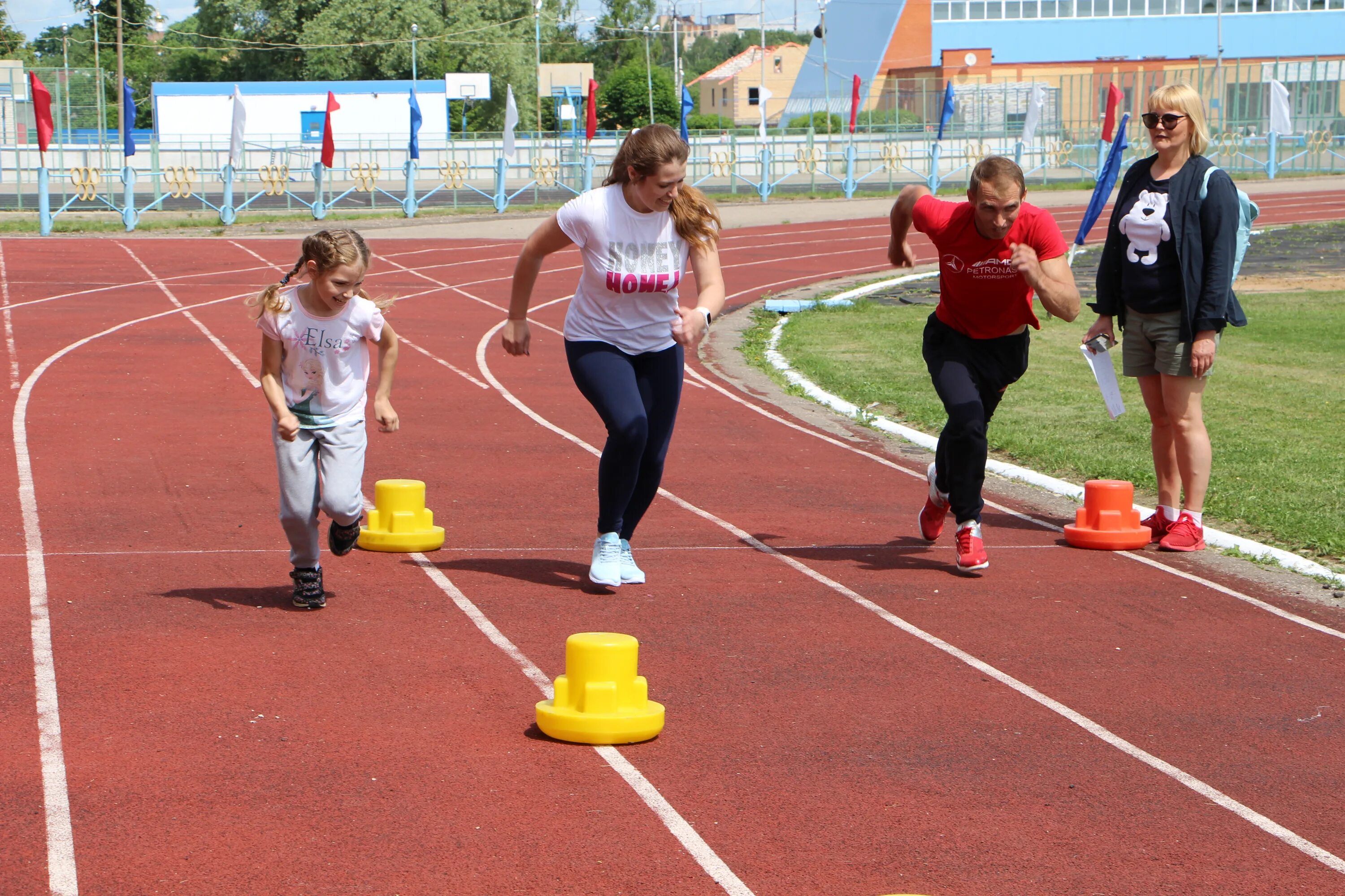 Соревнования мама папа я спортивная семья. Семейные спортивные соревнования на улице. Соревнования спортивных семей. Спортивные состязания для семей.