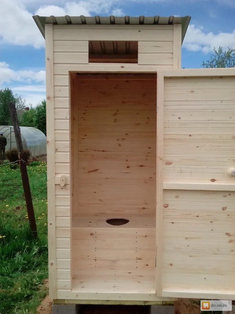 Уличный туалет для дачи деревянный цена. Деревянный туалет. Туалет деревянный для дачи. Уличный туалет для дачи. Туалет уличный деревянный.