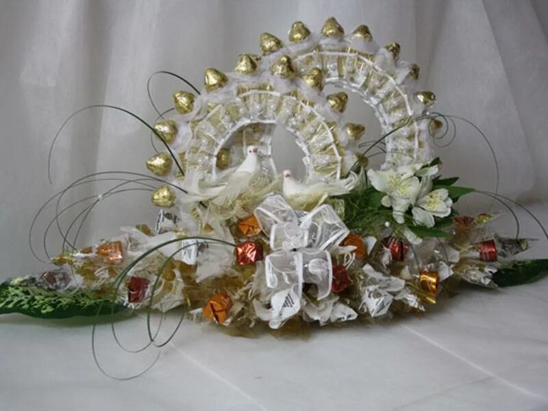 Букет из конфет на свадьбу. Оригинальный букет на свадьбу из конфет. Свадебный конфетный букет. Букет из конфет на свадьбу. Свадебный букет из конфет.