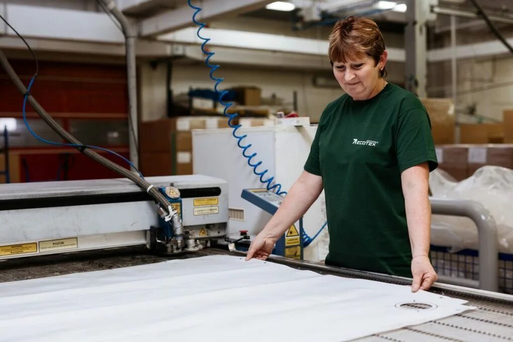 Работа в чехии. Работа в чехии. Комплектовщик швея. Оператор конвейерной линии. Трудоустройство в чехии.