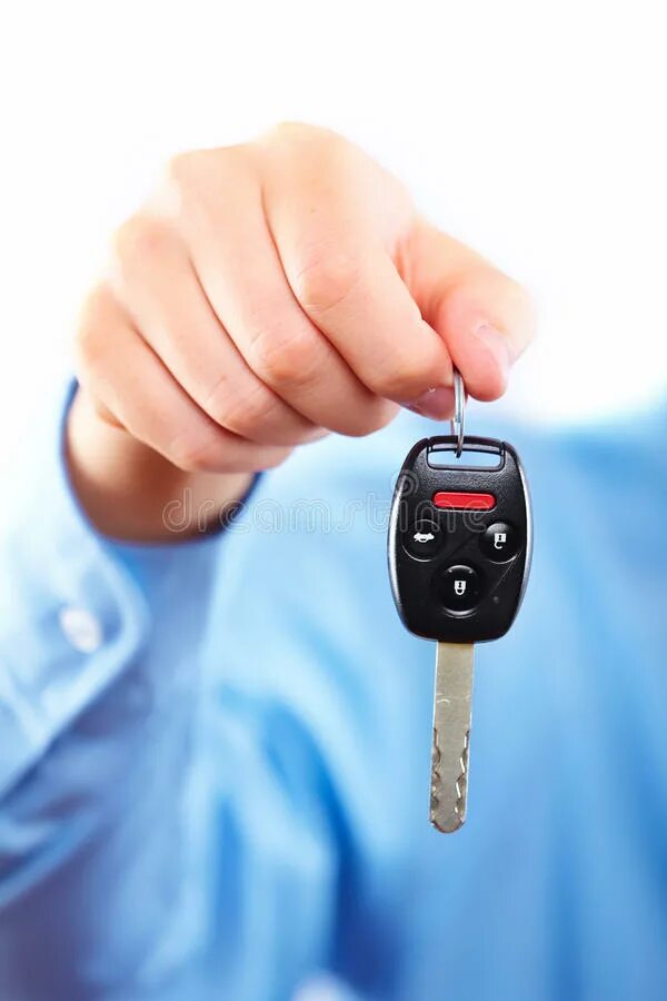 Как передать ключи от машины. Ключи от машины в руке. Человек с ключами от машины. Передает ключи от машины. Рука с автомобильными ключами.