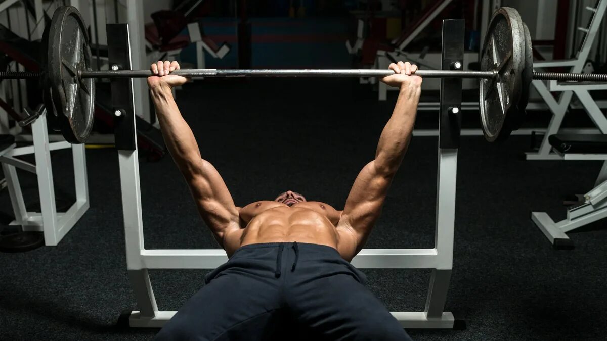 Wrong press. Bench press жим лежа. жим штанги лежа техника. barbell flat bench press. жим штанги горизонт.