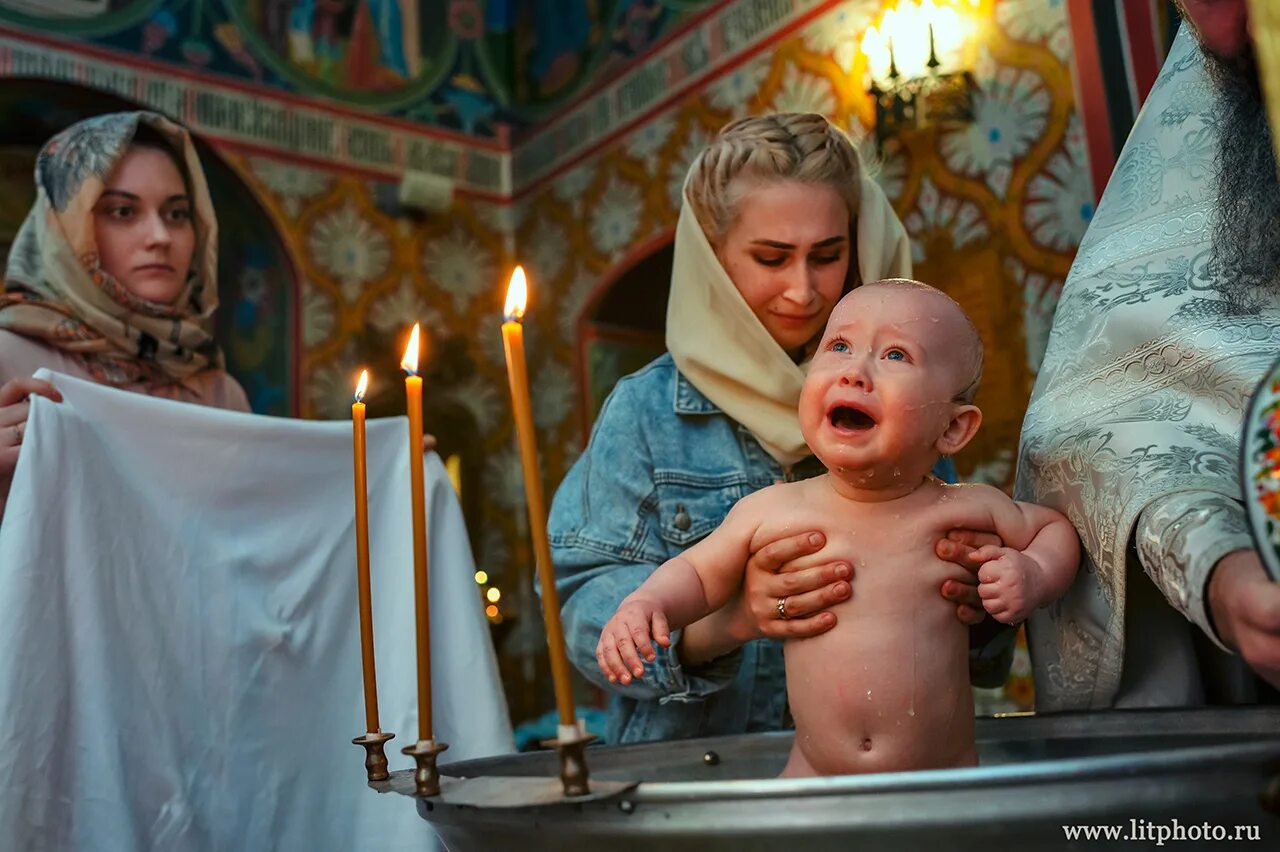 Крестины в церкви. Фотосессия крещения ребенка. Крестины ребёнка в церкви. Крещение детей в православной церкви.