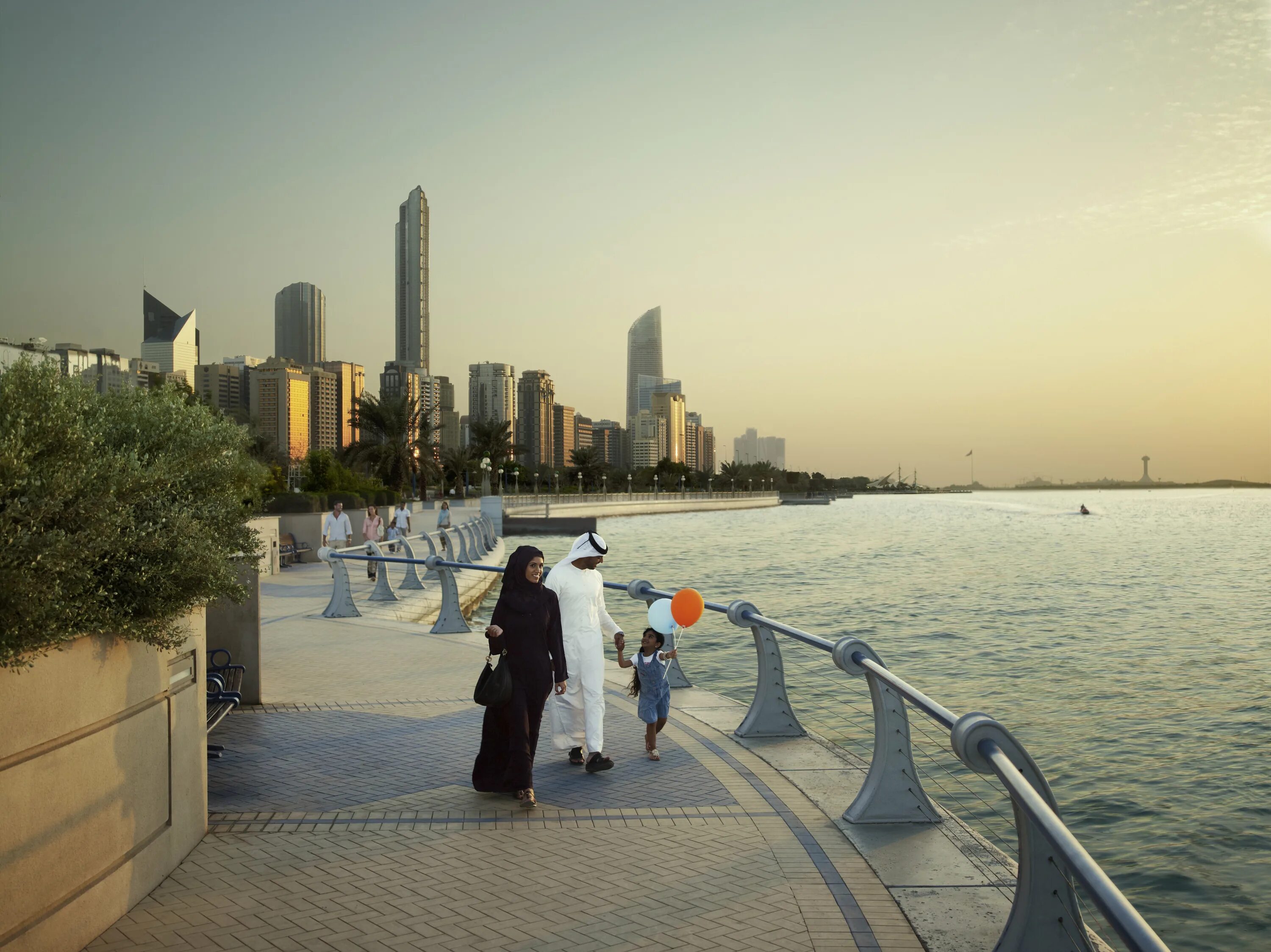 Корниш набережная абу. Набережная Corniche Абу Даби. Набережная Корниш в Абу-Даби. Набережная Корниш Abu Dhabi. Променад Корниш Абу Даби.