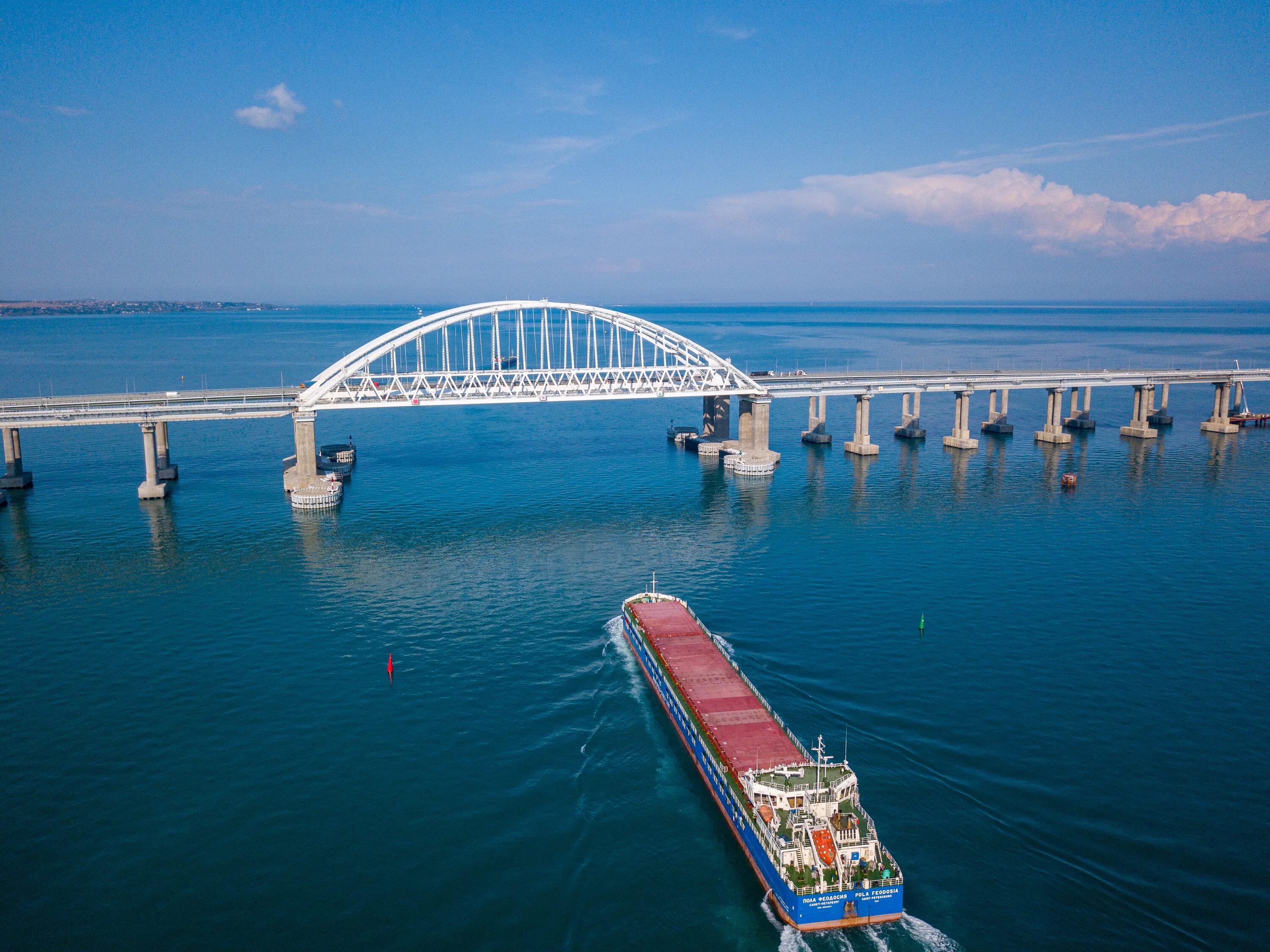 Крымский мост связывает