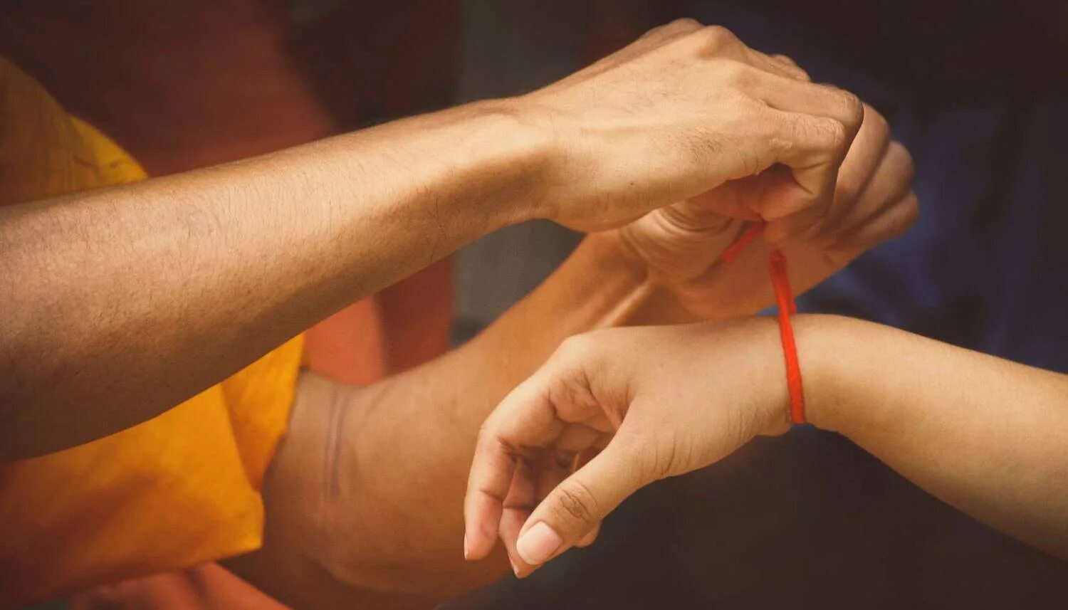 где найти красную руку