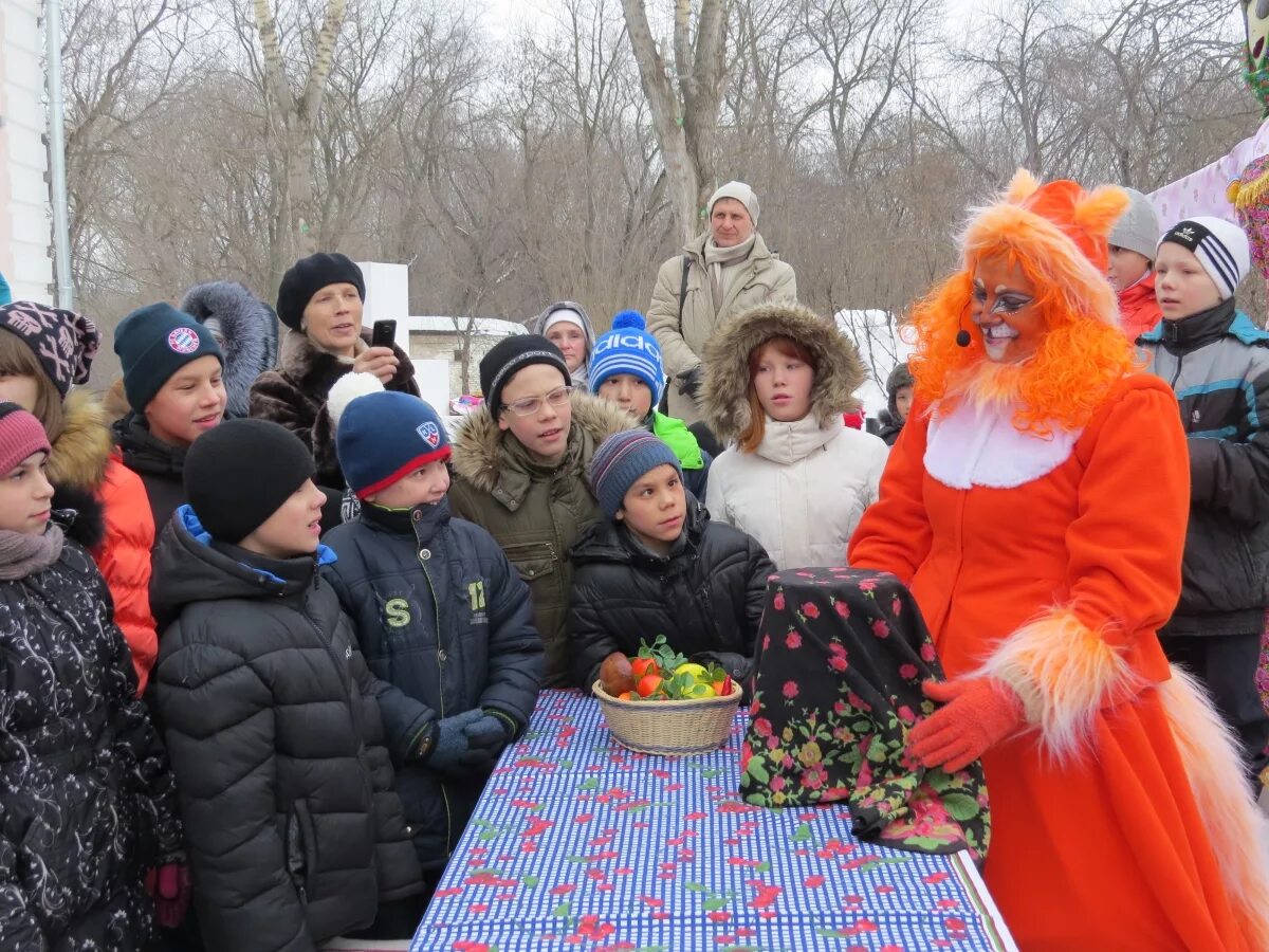 Празднование масленицы фото. Праздник масленица в школе. Школа мсши. Психоневрологический. Медновская школа тверская область.