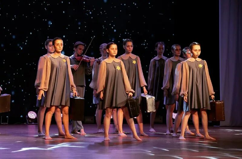 Студия магадан. Эллион студия магадан. Ул. Магадан фитнес. Школьная постановка.