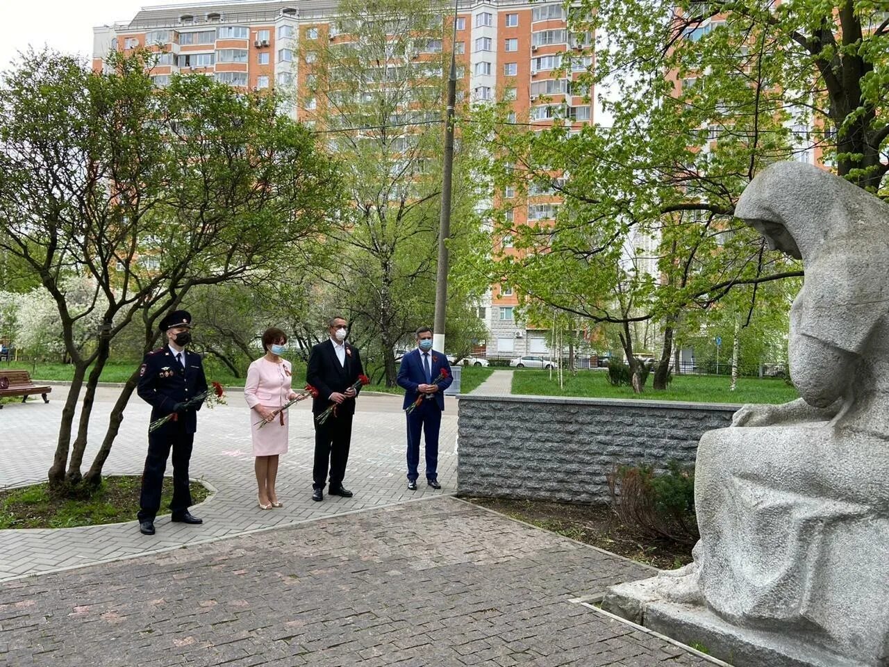 54 года лев москва свао. Памятник около Останкинского пруда. Памятники СВАО ВОВ. Памятник героям в Останкинском парке. Памятник героям защищавшим Москву в парке Останкино.