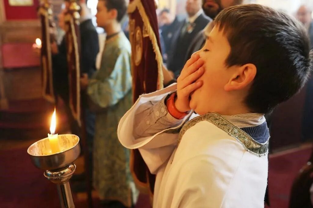 Человек молится. Подростки в церкви. Священник молится. Батюшка молится. Мольба в храме.