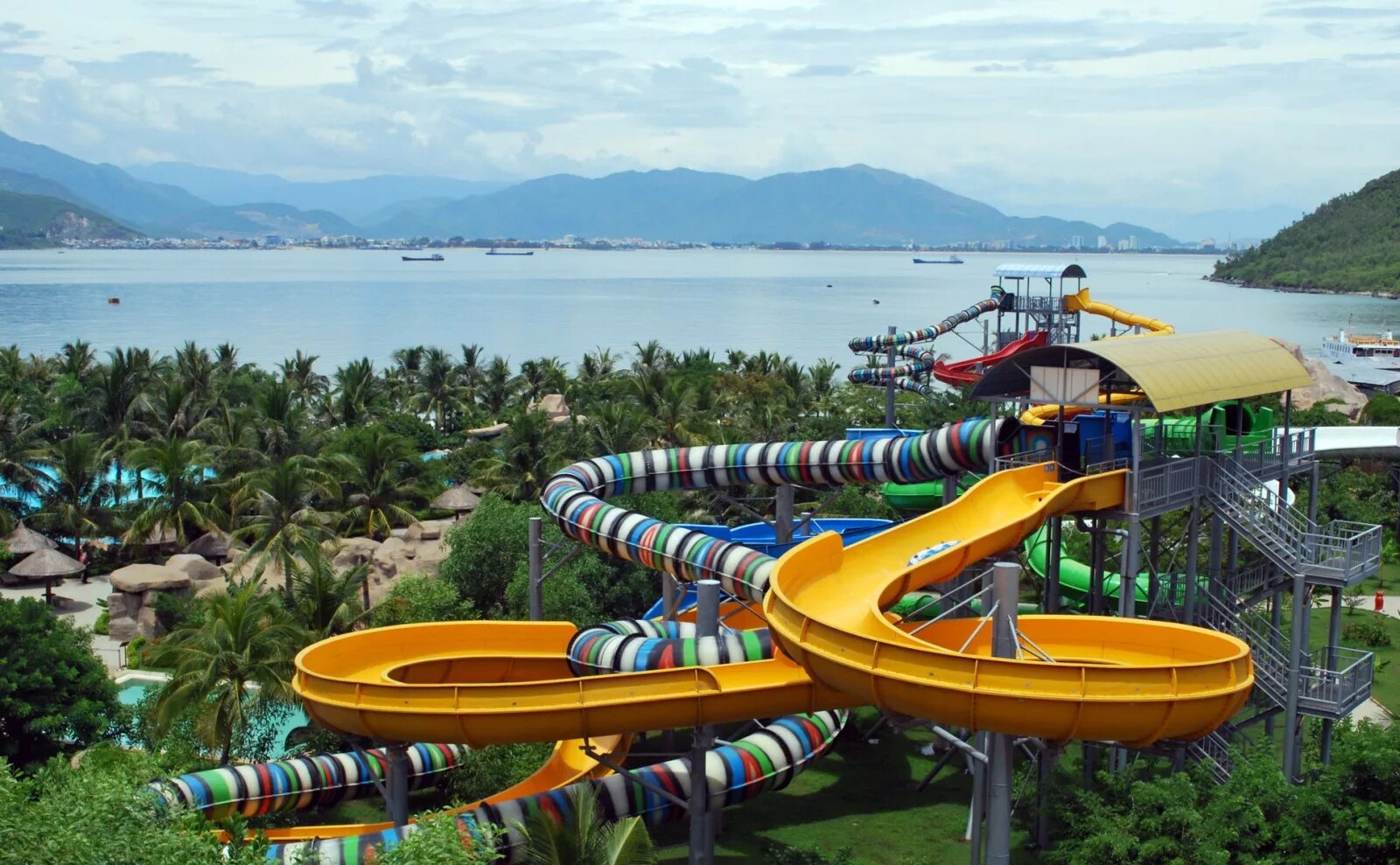 Нячанг остров винперл. Парк развлечений vinpearl land в нячанге. Нячанг винперл. Нячанг остров винперл. Вьетнам винперл пляж.