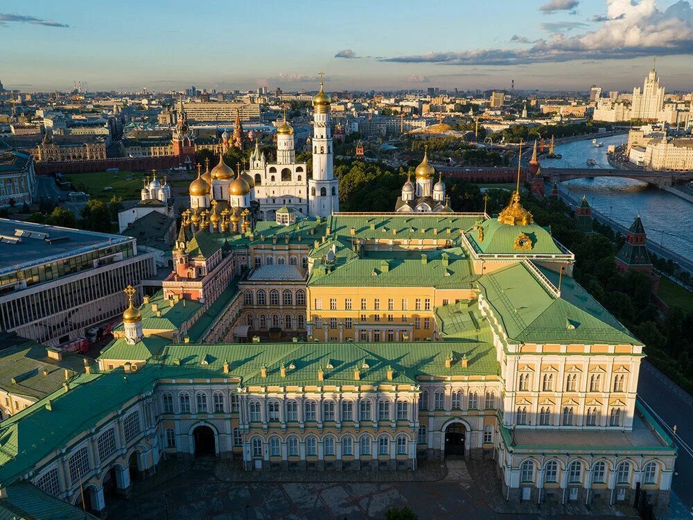 Крыши московского кремля. Большой Кремлёвский дворец в Москве. Московский Кремль большой Кремлевский дворецдворец. Москва Кремль большой Кремлевский дворец. Большой Кремлёвский дворец в Москве с высоты птичьего полета.