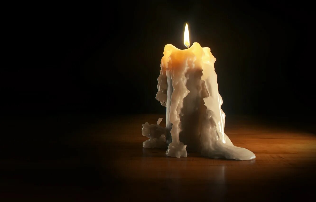 Свеча. Горящие свечи. Оплавленная свеча. Горящая восковая свеча. Горящая свеча 22.03 2024