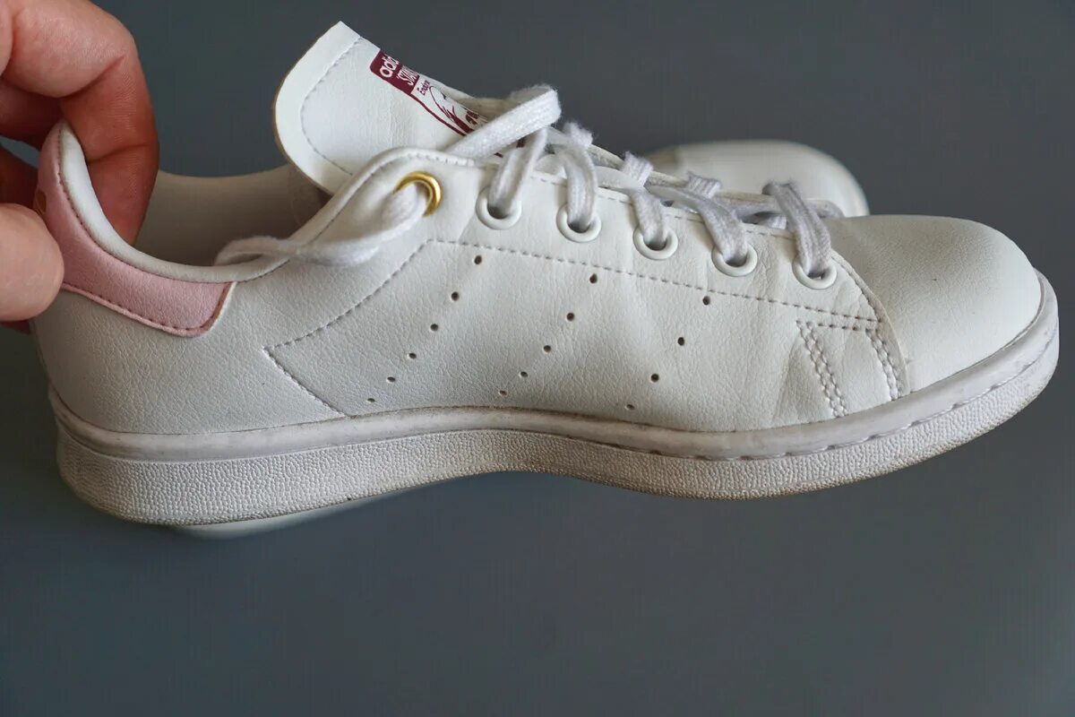 Ь adidas Stan Smith внутри. Adidas аналоги. Старые белые кроссовки адидас вид спереди. Аналоги adidas fom. Аналог адидас