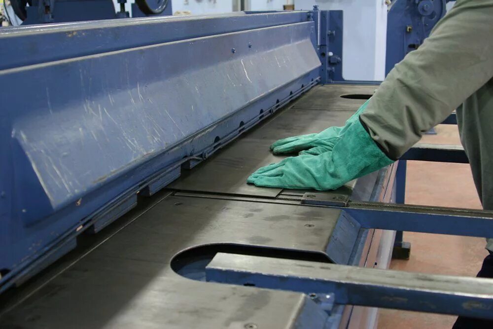 Рубка листового металла гильотиной. Рубка гильотиной металла q11x2500. Гибка листового металла. Рубка листового металла. Рубка лист.