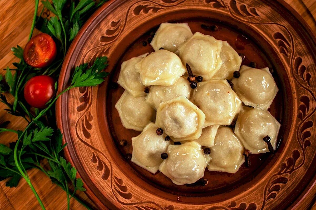 Вареные полуфабрикаты. Пельмени домашние. вареные пельмени. пельмени шестиугольные. пельмени из пельменницы.
