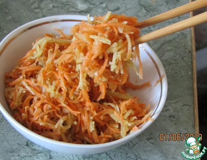 Корейская морковь с картошкой. Картошка с морковкой по корейски. Картофель жареный на терке для корейской моркови. Картофель по корейски с морковью. Картофель с мясом и морковью по корейски.