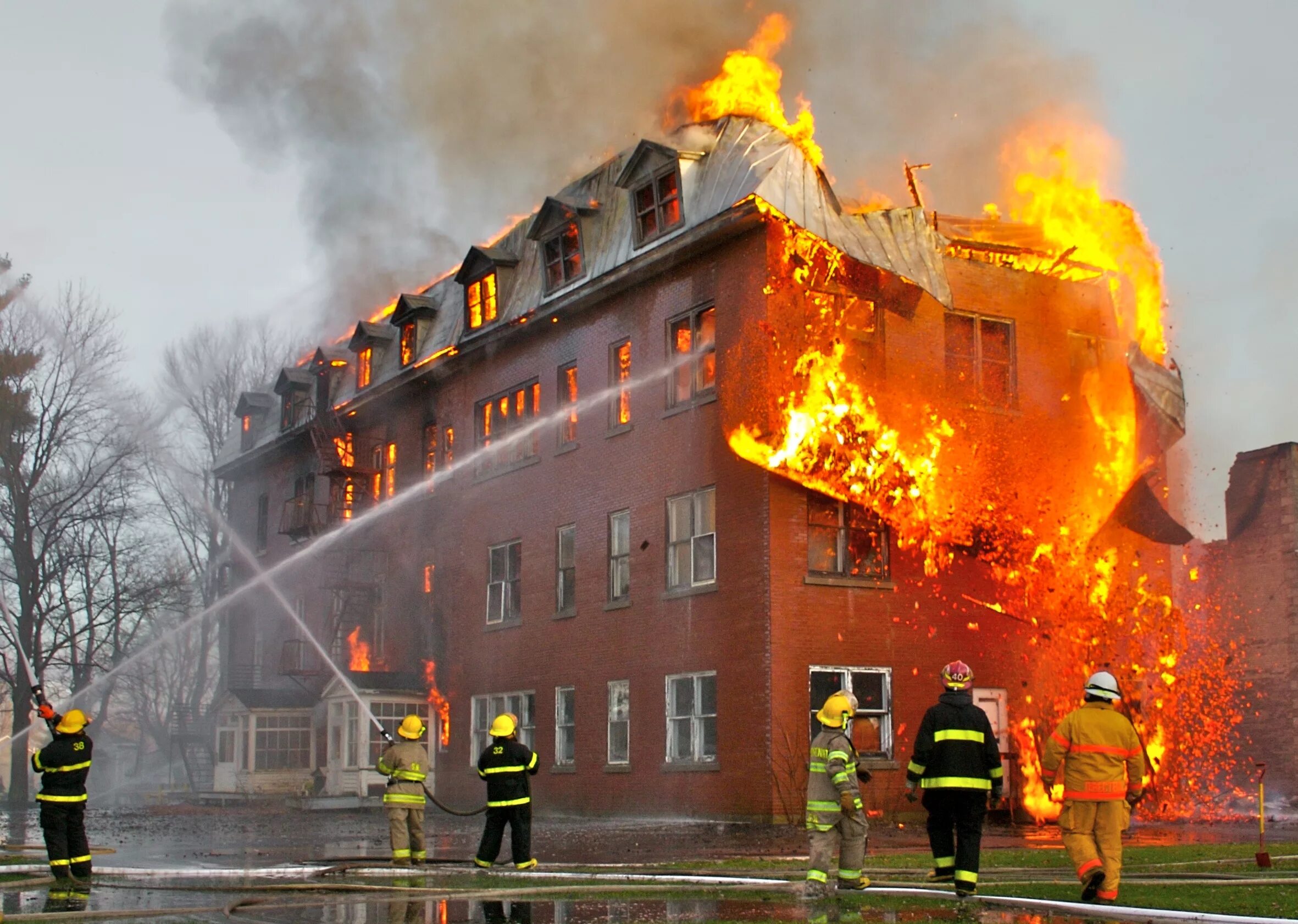 Тушение пожара в жилых зданиях мчс. Пожар. Пожпожа. Пожары в общественных зданиях. Пожар фото.