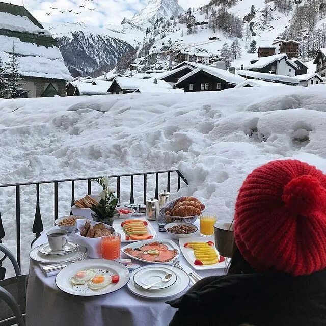 Завтрак на снегу. Завтрак в горах. Завтрак на природе зима. Романтический ужин в горах зимой. Завтрак зимой фото