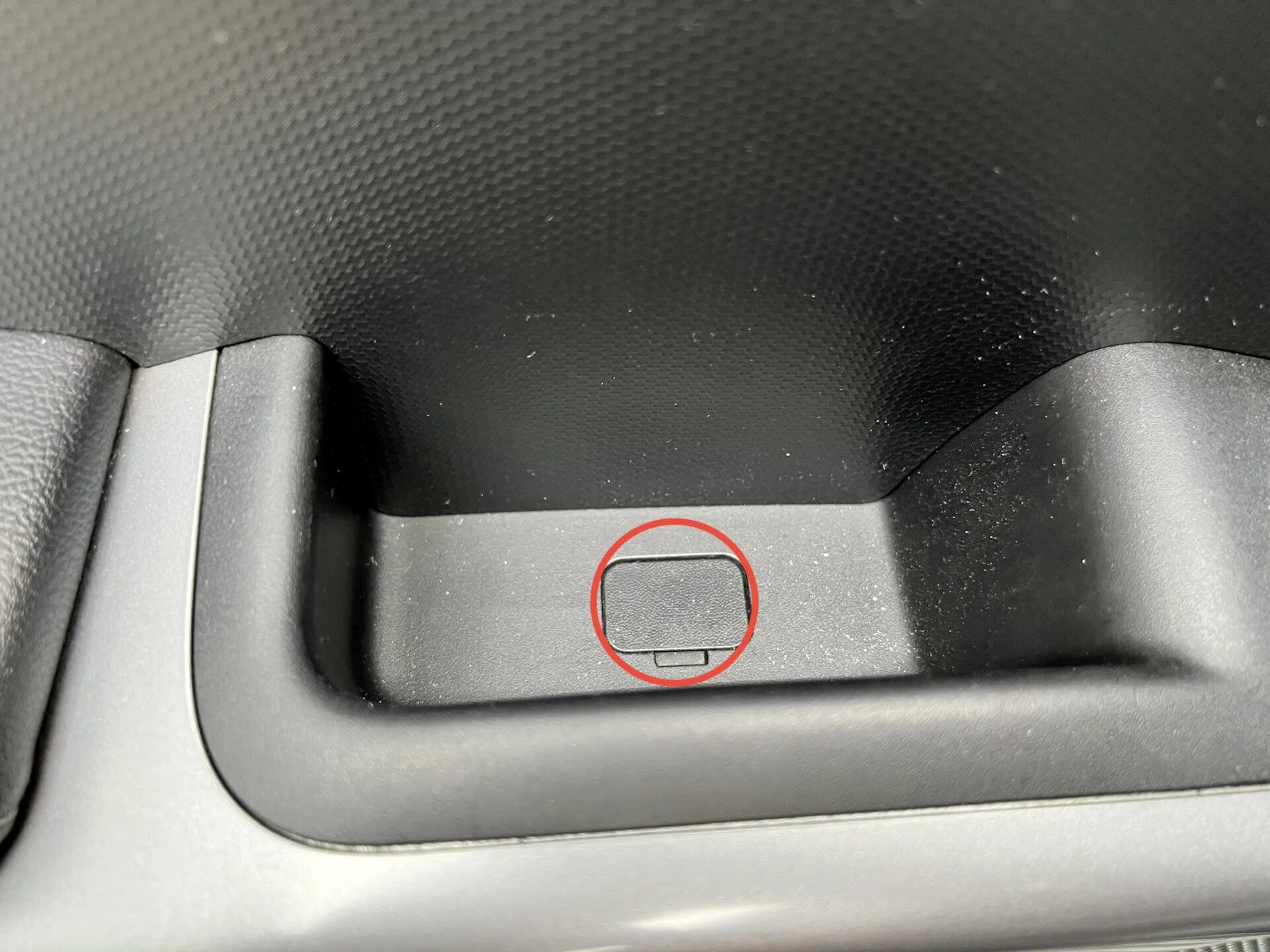 Перетяжка дверных карт и покраска пластика салона. - Hyundai Solaris, 1,4 л, 201