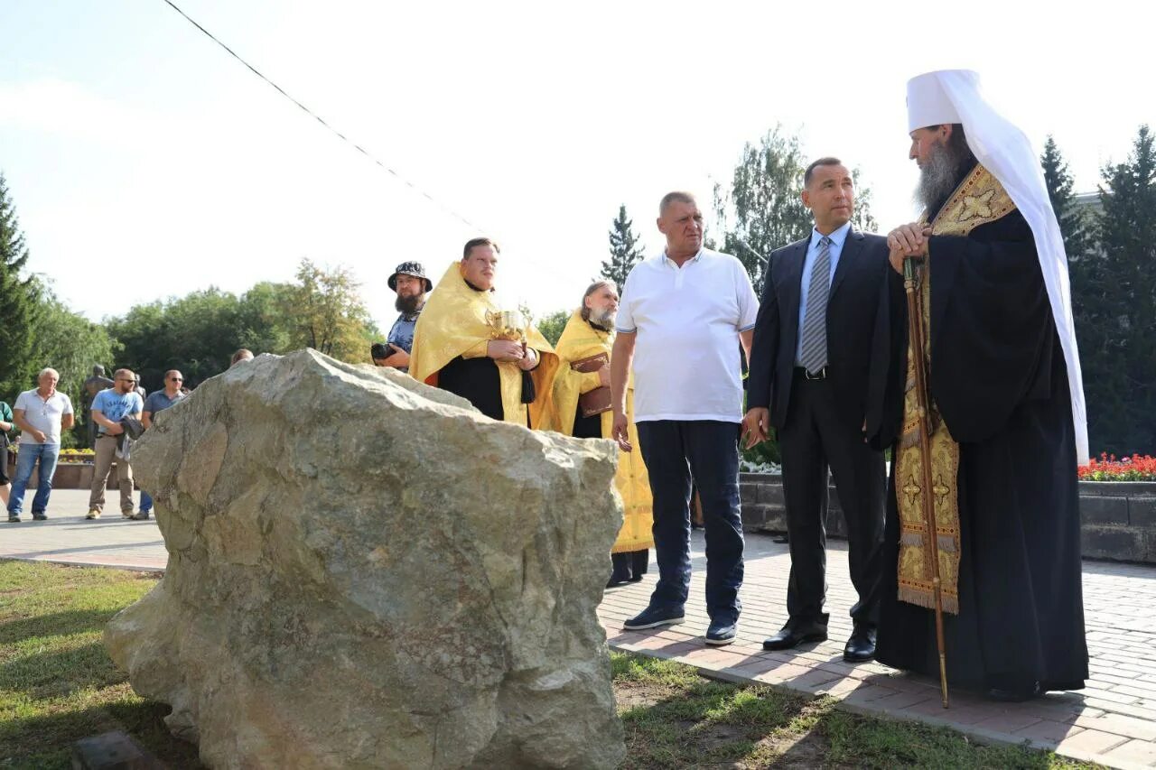 Памятный камень николаю 2 где в югре. Запуск проекта закладка камня. Военный городок ферма Сергиев Посад 7 памятник святителю Николаю.