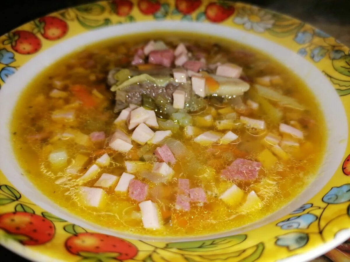 Приготовить солянку с огурцами. Рассольник с перловкой и солеными огурцами. солянка с перловкой и солеными огурцами. рассольник с перловкой и солеными. солянка и рассольник.