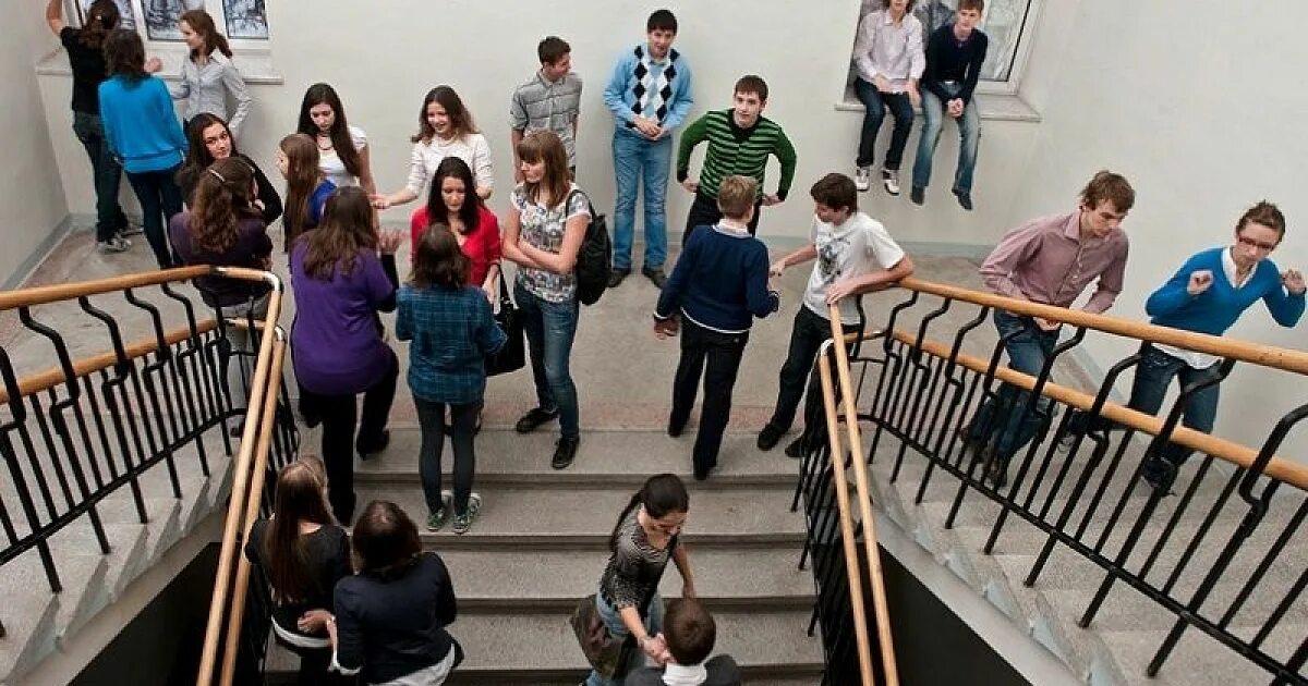 Найти человека по школе. Перемена в школе. Школьники на лестнице. Школьный коридор с детьми. Школьники в коридоре.