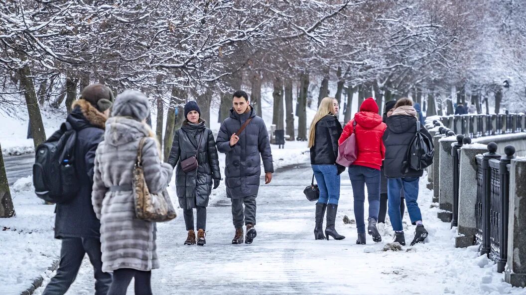 Люди на улице. Люди в городе зимой. Зимний житель. Жители зимнего города. Долго ждать снега