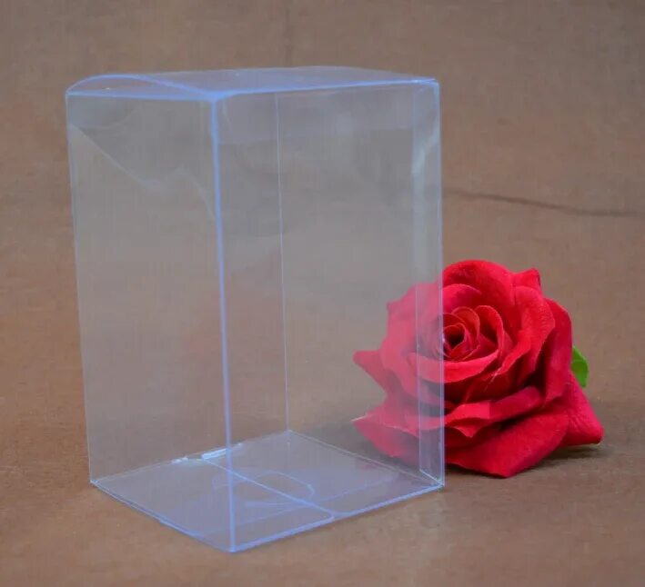 Пвх для коробок. Прозрачная пластиковая коробка. Упаковка пластиковая прозрачная коробка. Упаковка прозрачная для сувениров. Коробка прозрачная пластиковая подарочная.