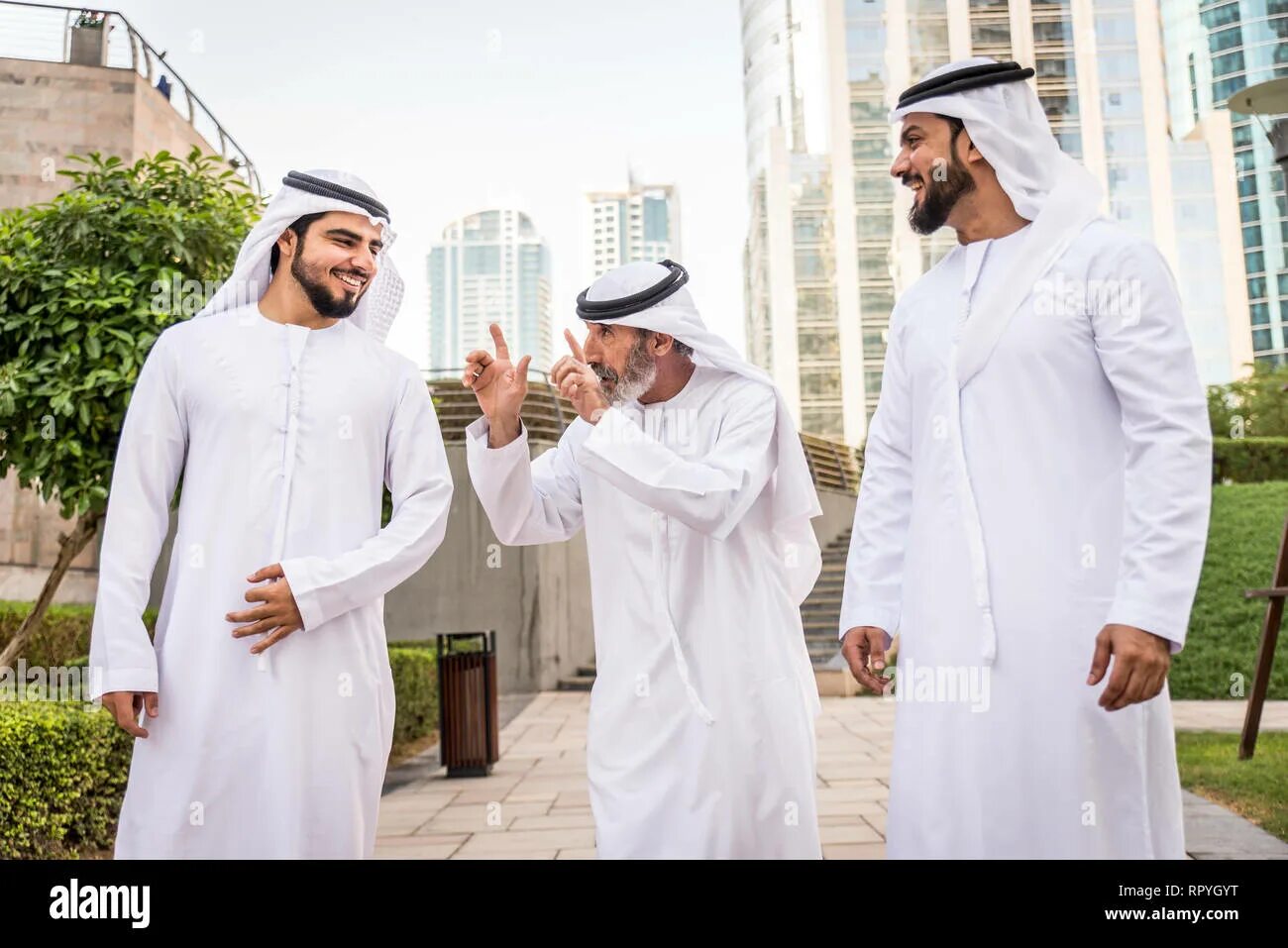 Дубайцы в национальной одежде. Мужик араб в платье. Нац одежда саудовской аравии. Дишдаша кувейт. Как одеваются арабы.