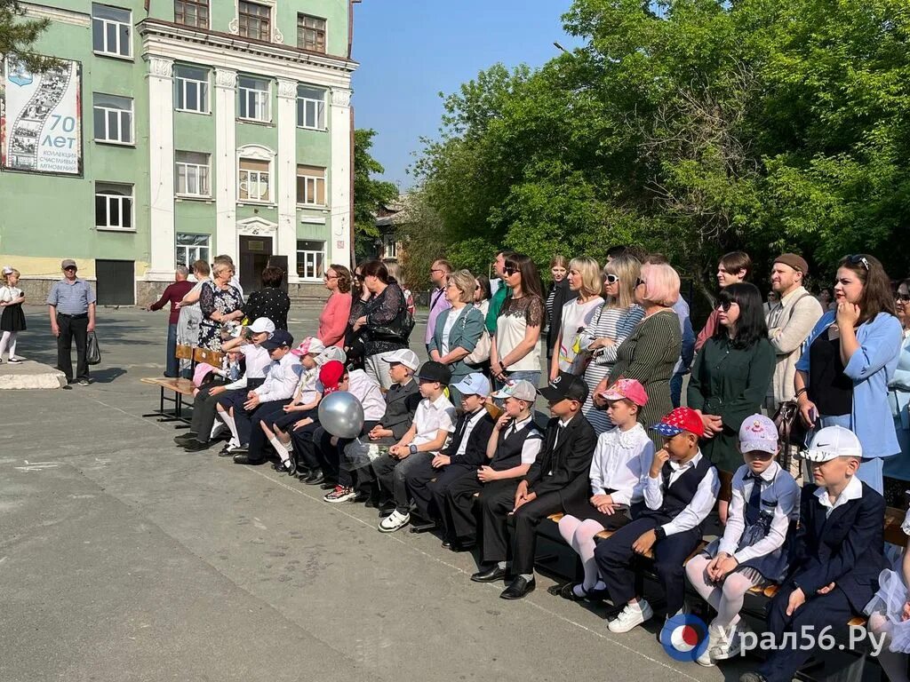 Население орска на 2024 год. Выпускники 11 класса. Школа 8 Орск выпускной. Выпускной в школе 11 класс. Последний звонок фотосессия 11 класс.