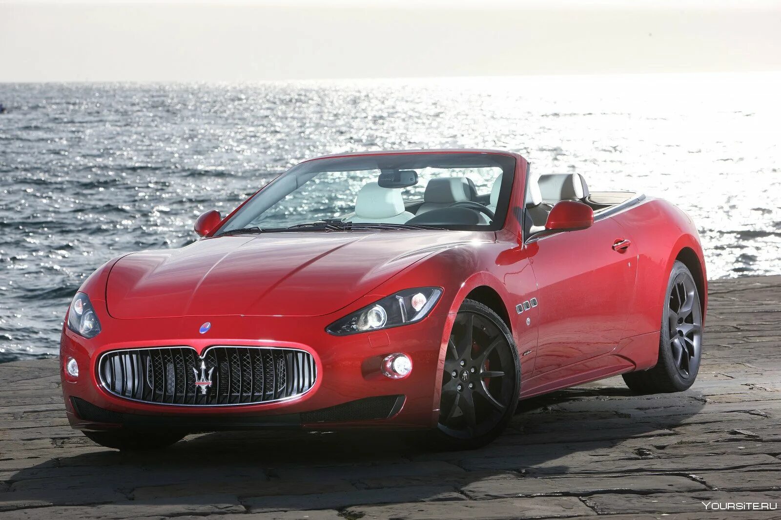 Фото машина ест машину. Мазерати GRANCABRIO. Мазерати ГРАНКАБРИО спорт. 2011 Maserati GRANCABRIO Sport. Maserati GRANCABRIO красный.