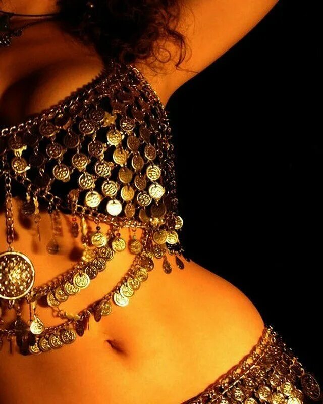 восточные костюмы для шоу. восточный танец энергичный. восточная танцовщица. танцовщица белли дэнс. бэлли дэнсер.