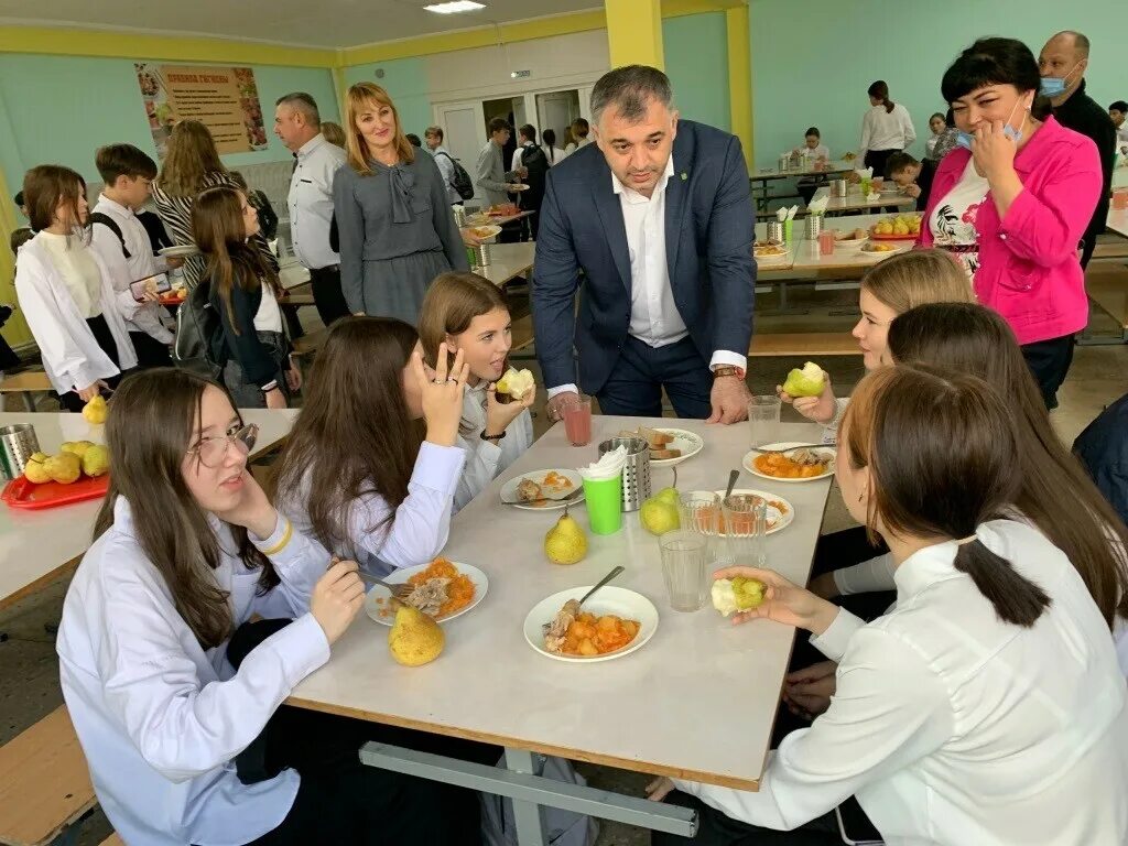 Время обеда в школах. Питание в школе. Еда в школе. Обед в школе. Столовая в школе.