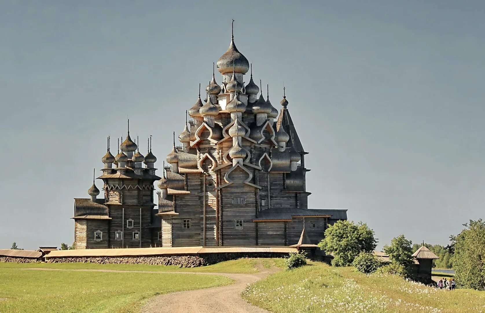 Памятники культуры россии кижи. Ансамбль Кижского погоста. Архитектурный ансамбль Кижского погоста (Карелия). Кижи Церковь Преображения Господня. Храмовый ансамбль в Кижах.