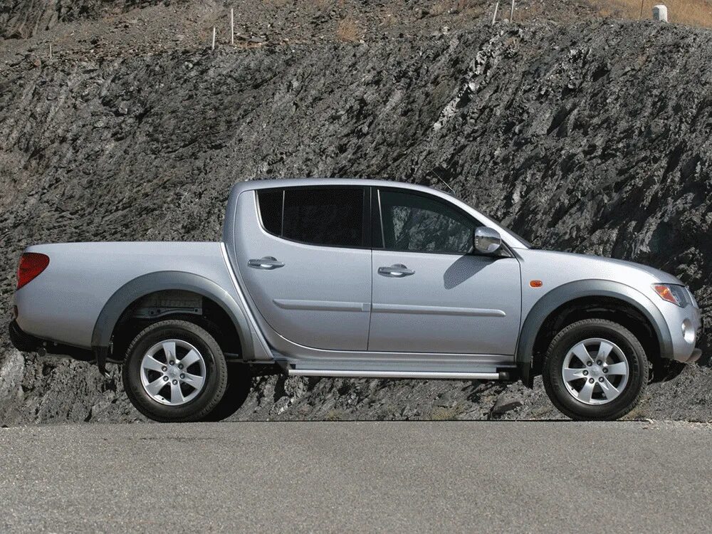 L200 бензин. Mitsubishi l200 iv. mitsubishi l200 4 поколение. l 200 mitsubishi l200. mitsubishi pickup l200.