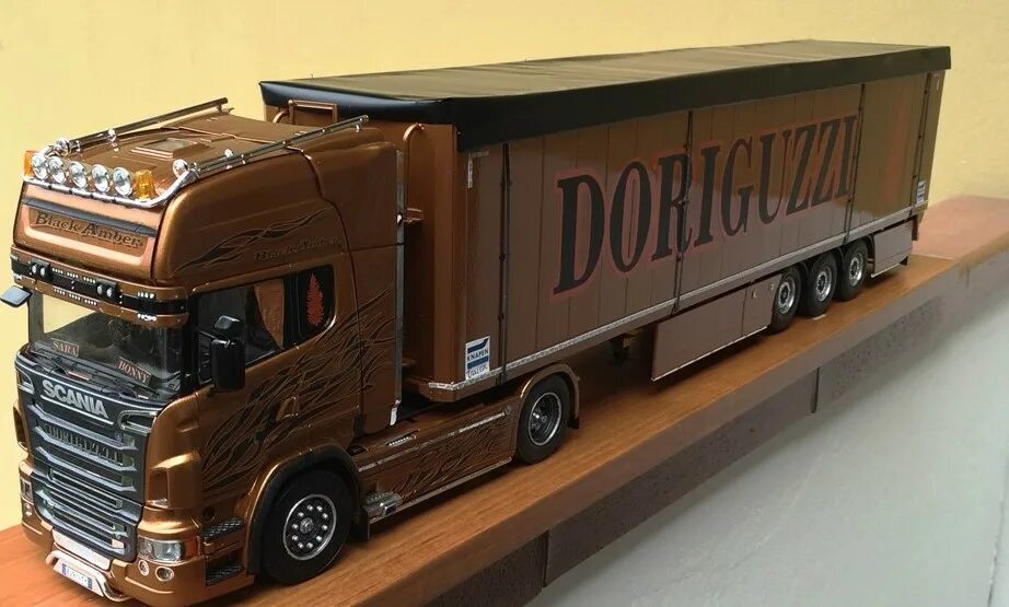 Грузовики 1 8. Сборная модель Scania r730 "Black Amber". Italeri Scania r730. Скания 1 24 Италери. Italeri 1/24.