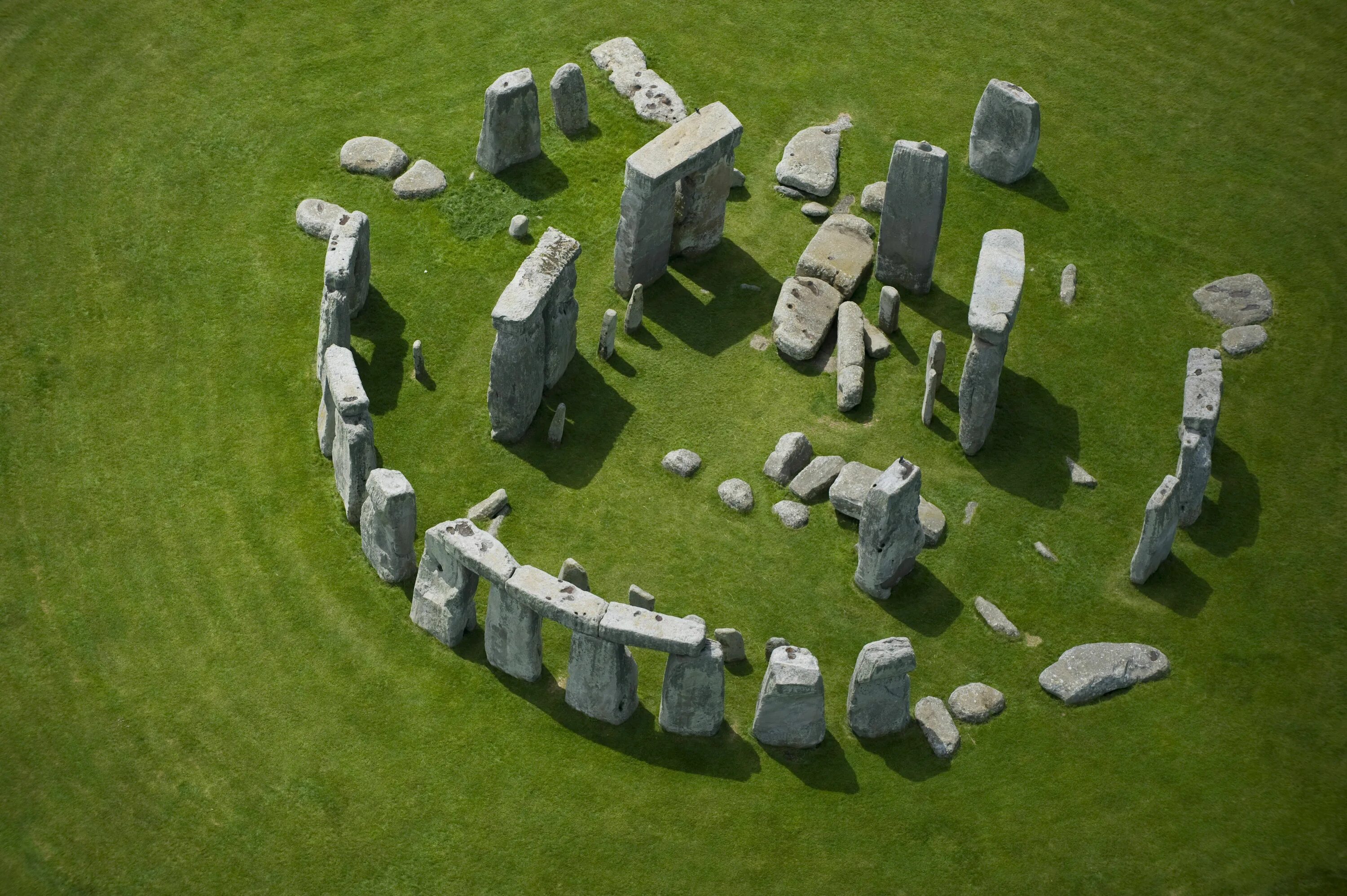 Stonehenge is perhaps the worlds. Мегалитические сооружения Стоунхендж. Мегалиты Стоунхендж. Кромлехи Стоунхенджа. Мегалит Стоунхендж. Англия.